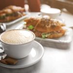 カプチーノとクロワッサンサンド