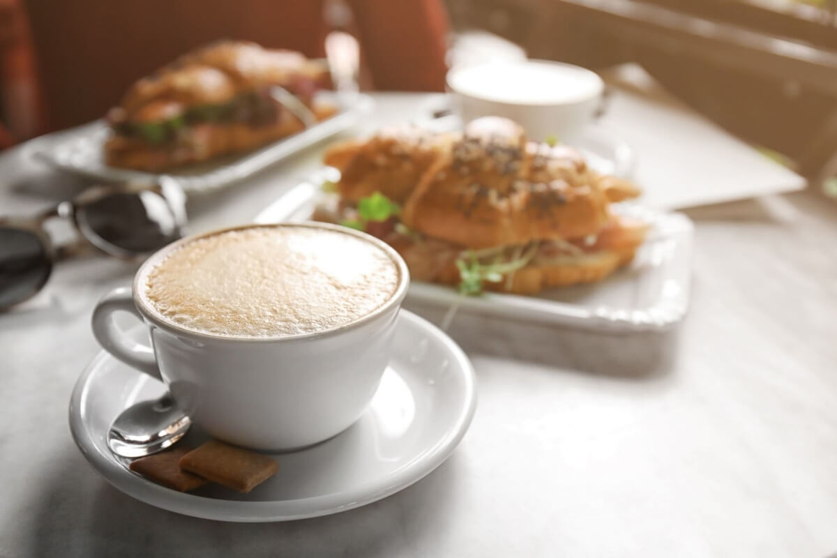 カプチーノとクロワッサンサンド