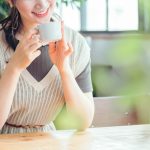 コーヒーを楽しむ女性