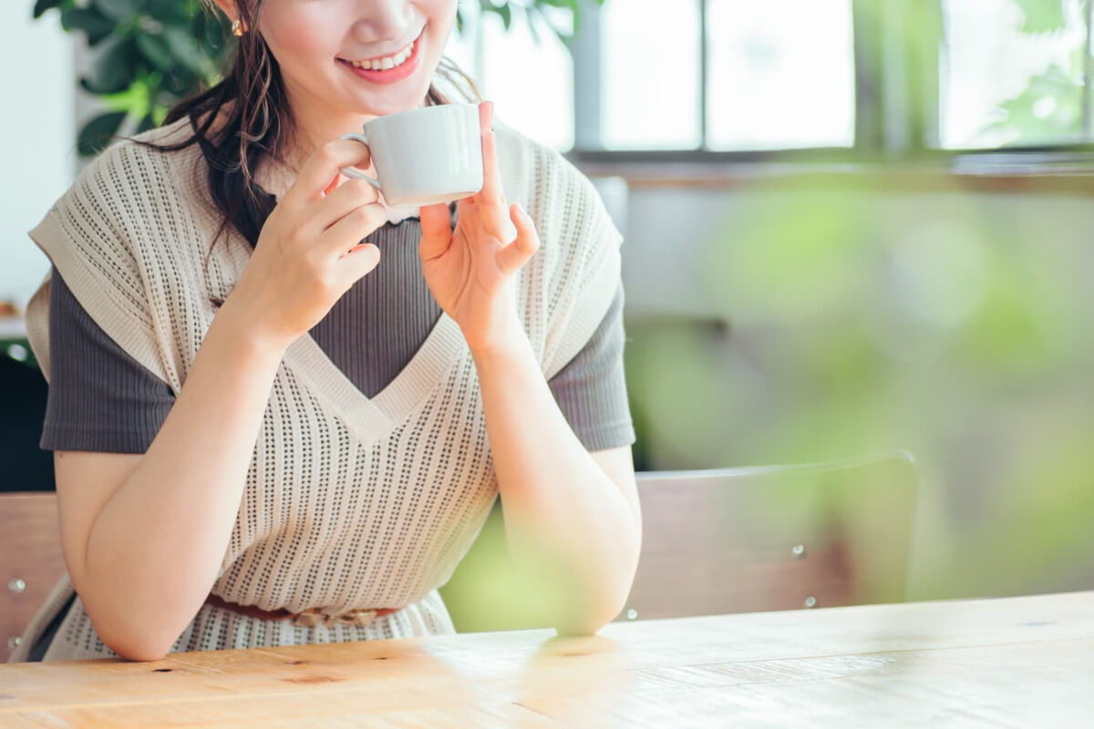 コーヒーを楽しむ女性