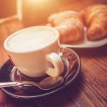 カプチーノとクロワッサン