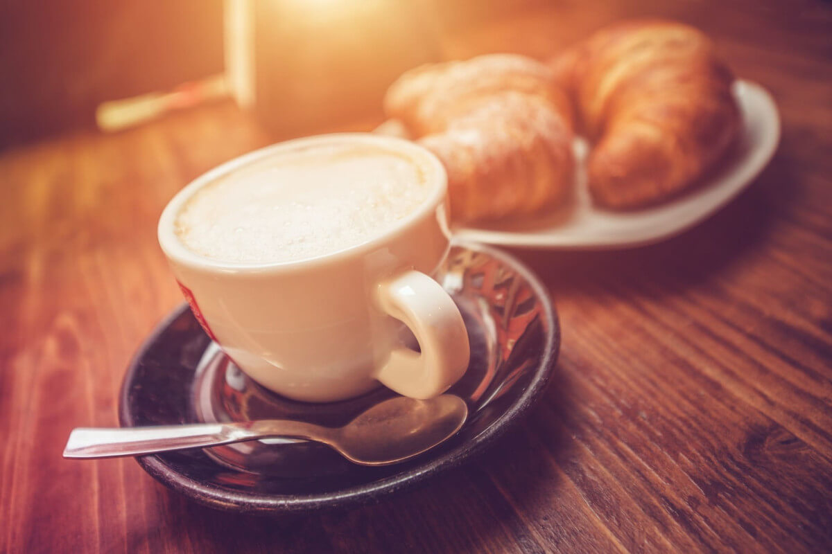 カプチーノとクロワッサン