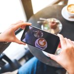 カフェで写真を撮る人