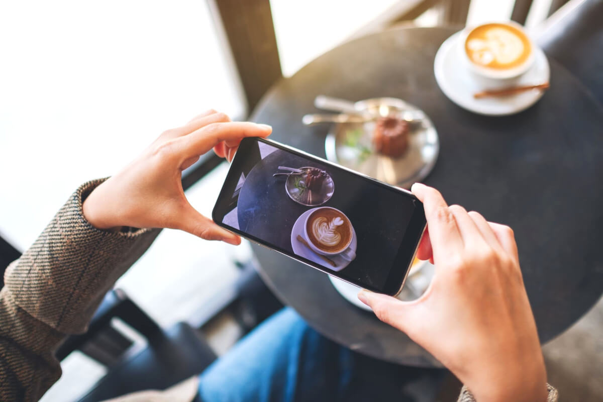 カフェで写真を撮る人