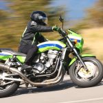 スピードを出して走るバイク