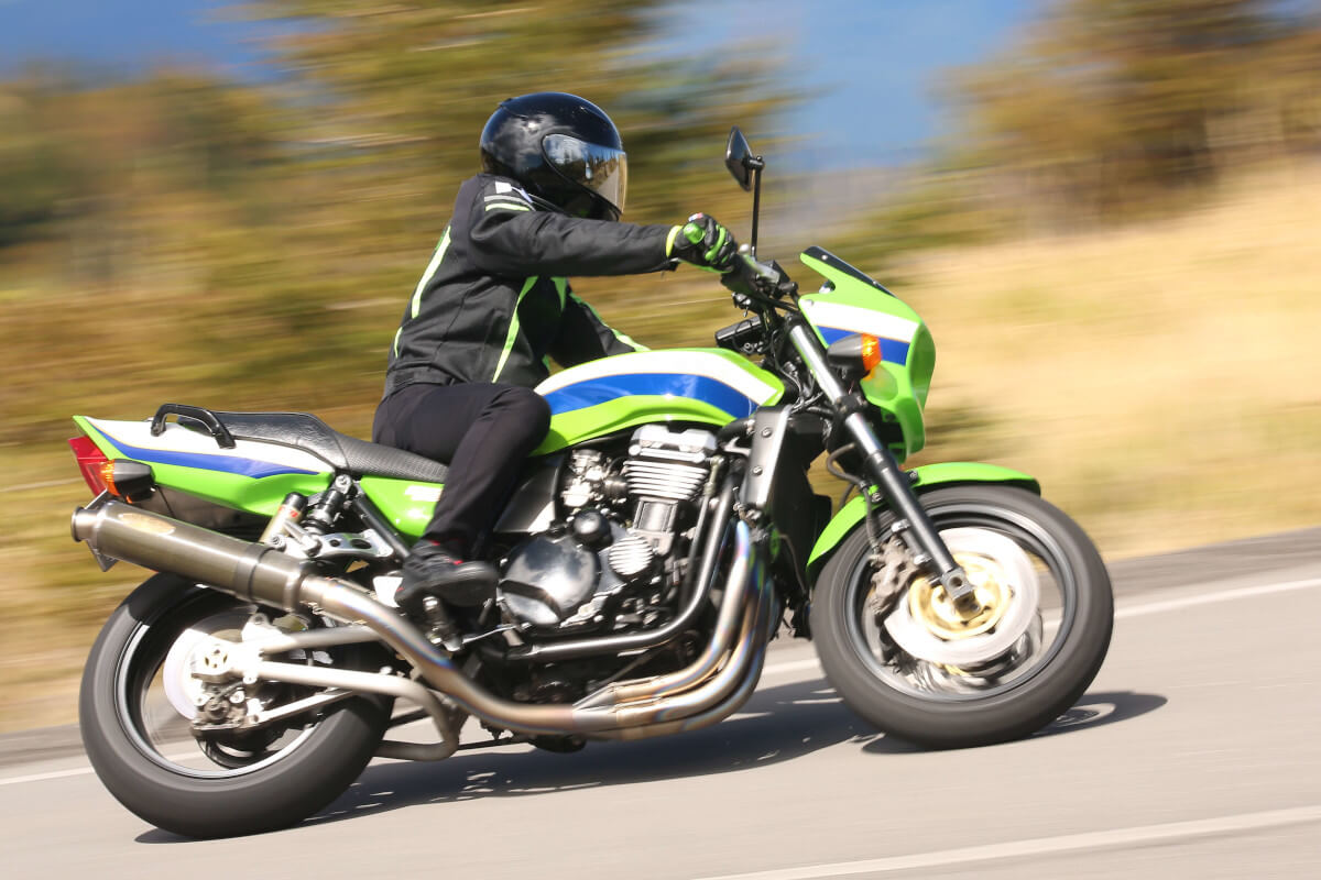 スピードを出して走るバイク